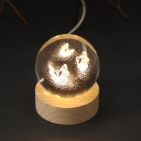 Сувенир стекло подсветка "Шар. Бабочки" d=6 см подставка дерево, USB