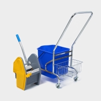 Тележка уборочная одноведерная с вертикальным и сеткой, синее ведро 25 л, хромированная рама Тележка уборочная одноведерная с вертикальным и сеткой, синее ведро 25 л, хромированная рама