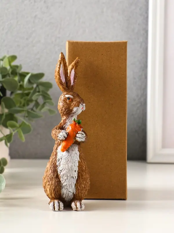 Сувенир полистоун "Кролик с морковью" 4,7х5х15 см