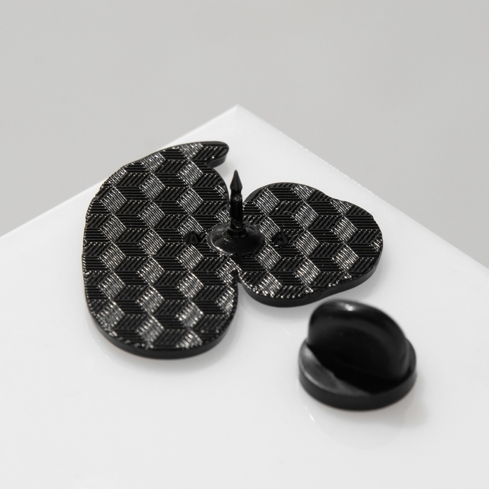 Новый год! Символ года 2025! Значок &laquo;Змейка&raquo; счастливая, цвет розовый в чёрном металле