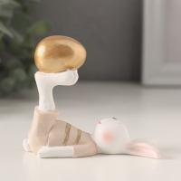 Сувенир полистоун "Белый зайчик в бежевом наряде, с золотым яичком" 8х4,5х7 см Сувенир полистоун "Белый зайчик в бежевом наряде, с золотым яичком" 8х4,5х7 см