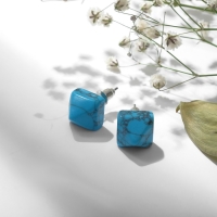 Пусеты пирамида &laquo;МИКС камней&raquo;