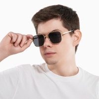 Очки солнцезащитные поляризационные, дужка 13.5 см, ширина 12.8 см, линза 5&times;5.6 см