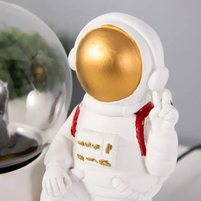 Плазменный шар "Космонавт" белый 14х10х19 см RISALUX