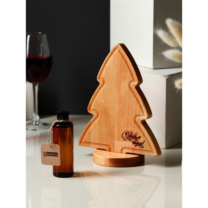 Подарочный набор деревянной посуды Adelica «С Новым Годом», сервировочная доска елочка на подставке 22×18 см, масло 100 мл, магнит, в подарочной коробке Подарочный набор деревянной посуды Adelica «С Новым Годом», сервировочная доска елочка на подставке 22×18 см, масло 100 мл, магнит, в подарочной коробке
