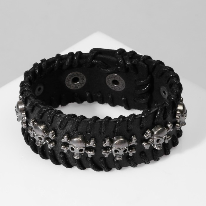 Браслет кожа &laquo;Череп&raquo; с костями, цвет чёрный с серебром, 20 см