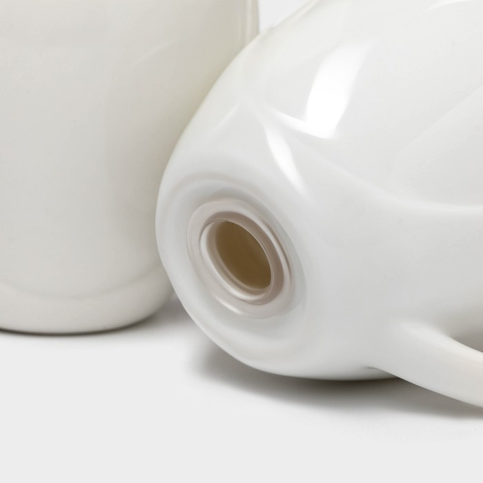 Набор фарфоровый для специй на бамбуковой подставке BellaTenero &laquo;Баночки&raquo;, 2 предмета: солонка 110 мл, перечница 110 мл, держатель-подставка, цвет белый