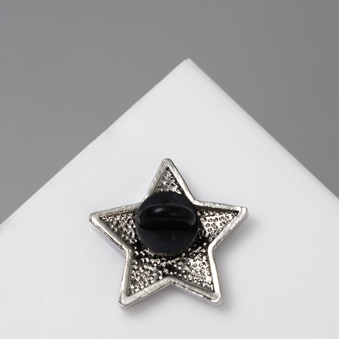 Значок &laquo;Звезда&raquo; с флагом России, цветной в серебре