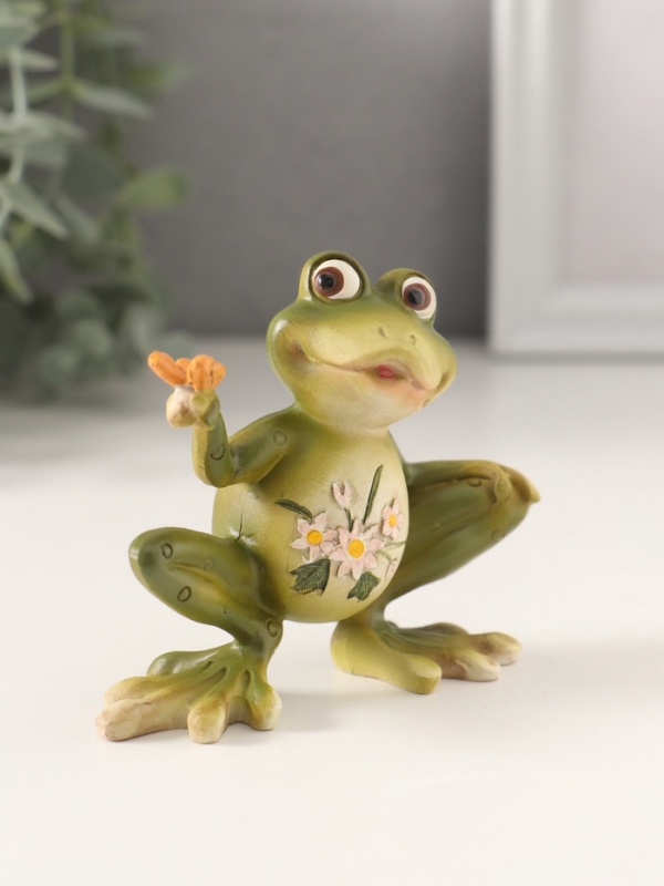 Сувенир полистоун "Лягушонок с бабочкой, с цветами на животике" 10,5х4х8,5 см