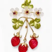 Брошь "Земляника" с цветочками, цветная в золоте