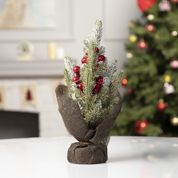 Светодиодная фигура &laquo;Снежная ёлка с ягодами&raquo;, 12.5 &times; 28.5 &times; 7.5 см, пластик, батарейки CR2032х2 (в комплекте), свечение мульти