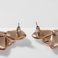 Серьги эмаль «Цветок» половинка, цвет белый в золоте Серьги эмаль «Цветок» половинка, цвет белый в золоте