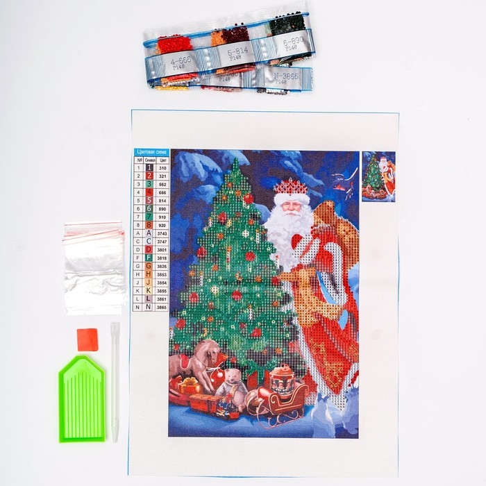 Новогодняя алмазная мозаика с частичным заполнением на холсте &laquo;Новый год. Дед Мороз у елки&raquo;, 20 х 30 см