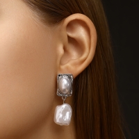 Серьги с жемчугом &laquo;Эксклюзив&raquo; мятый прямоугольник, цвет серебро