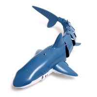 Акула радиоуправляемая &laquo;Белая&raquo;, плавает, брызгает водой, работает от аккумулятора, цвет синий