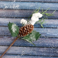 Новогодняя ветка декоративная &laquo;Зимнее волшебство. Очарование&raquo;, пластик, шишка, ягоды в снегу, 25 см