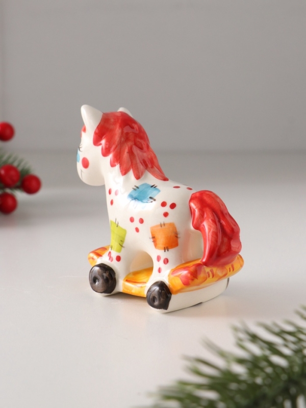 Качалка фарфоровая "Лошадка на колесах", в. 8 см