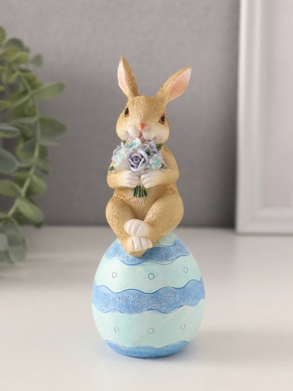 Сувенир полистоун "Зайчик на пасхальном яичке с букетом цветов" 6,5х5,5х14,5 см