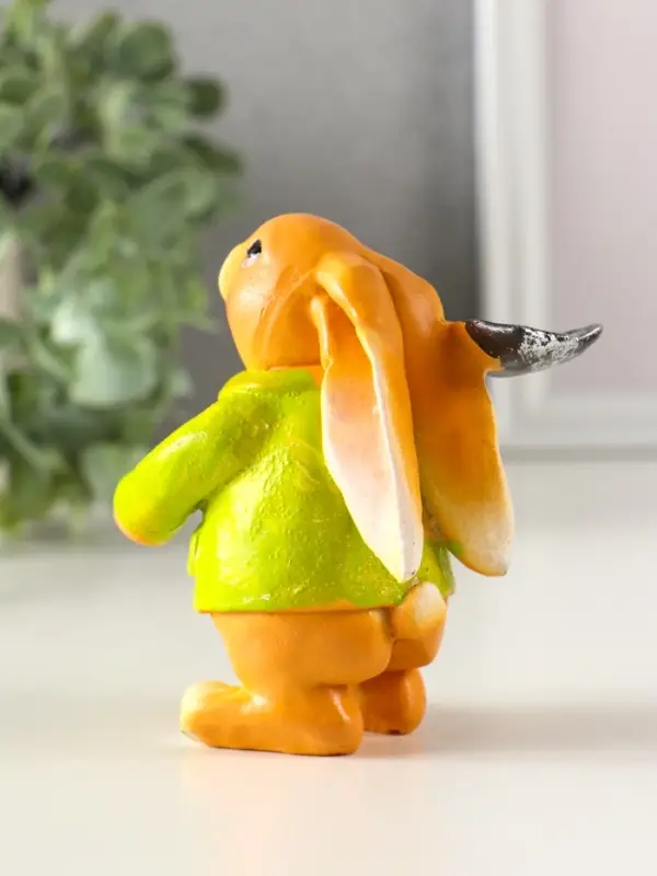 Сувенир полистоун "Зайчик с лопатой, в зелёном пальто" 6х7,5х9,5 см