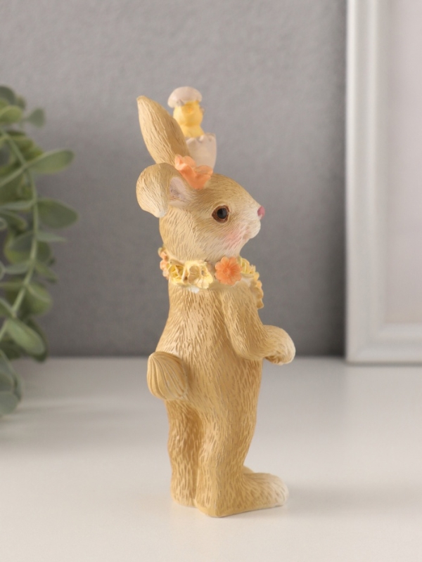 Сувенир полистоун "Зайчик в цветочном венке и цыплёнком в скорлупе" 9х5,5х15 см