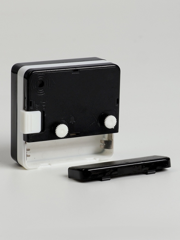 Часы будильник настольные, на батарейках, с подсветкой, 5.6 х 5.6 х2.5см, циферблат d-5 см