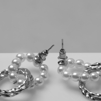 Серьги с жемчугом &laquo;Два кольца&raquo; бусины и металл, цвет серебро