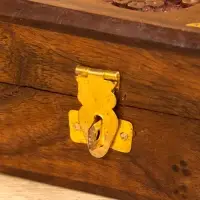 Шкатулка квадратная  с замочком латунь 10х10х6 см, дерево шишам