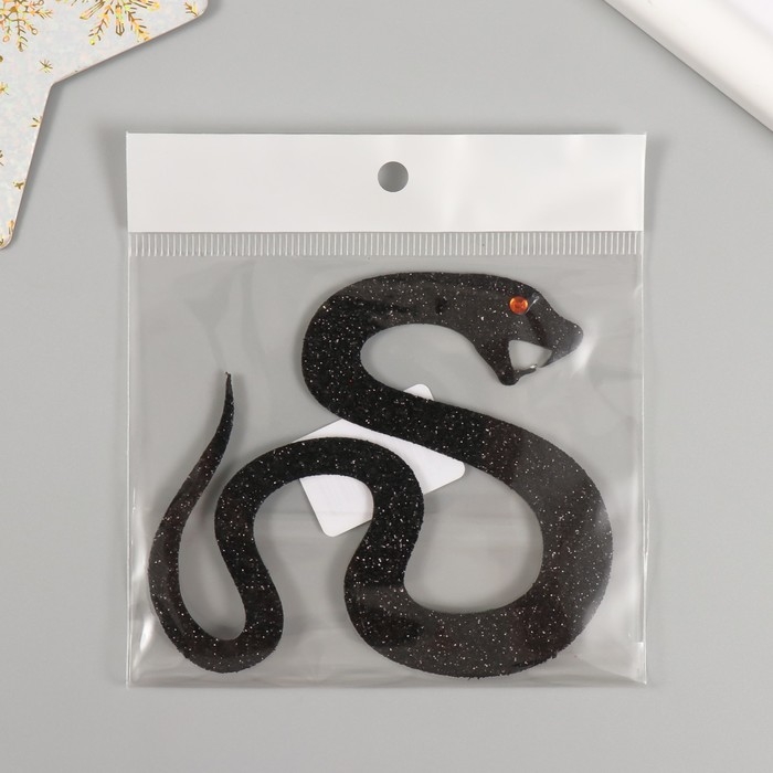 Новогодний декор на клеевой основе "Змейка" фоам глиттер 8х9 см чёрная