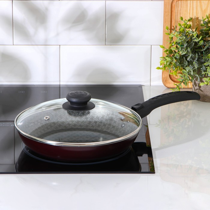 Сковорода &laquo;Хозяюшка&raquo;, d=24 см, съёмная ручка, стеклянная крышка, антипригарное покрытие, цвет бордовый