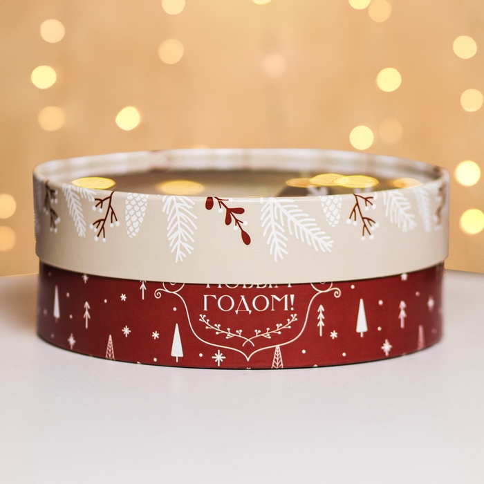 Новый год. Коробка подарочная новогодняя для макарун тубус с окном "Хоровод ёлочек" 18 х 18 х 6 см.