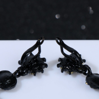 Серьги висячие со стразами &laquo;Вечерние&raquo; мадам, цвет изумрудный в чёрном металле, 7 см