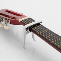 Каподастр гитарный, серебристый Каподастр гитарный, серебристый