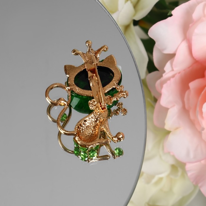Брошь &laquo;Кошечка&raquo; в короне, цвет зелёный в золоте