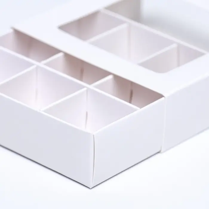 Коробка для 9 конфет, 8.7&times;8.7&times;2.5 см, тонкие разделители, белый