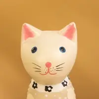 Сувенир дерево "Белая кошка в бежевом платье" 9х5х15,5 см