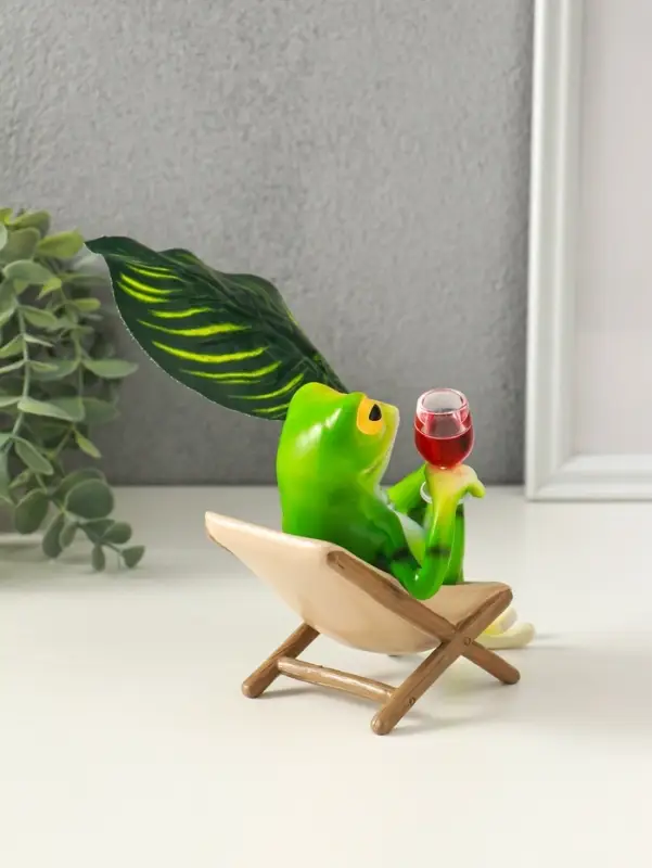 Сувенир полистоун "Лягуха в кресле с бокалом под пальмовым листом" 5,8х7,5х14,5 см