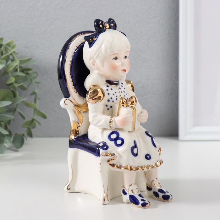 Сувенир керамика Сувенир керамика "Девочка сидит в кресле с подарком в руках" кобальт 7,5х10х17 см