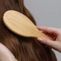 Расчёска массажная «Натурель», 8,2 × 23,3 см, цвет «светлое дерево»/чёрный Расчёска массажная «Натурель», 8,2 × 23,3 см, цвет «светлое дерево»/чёрный