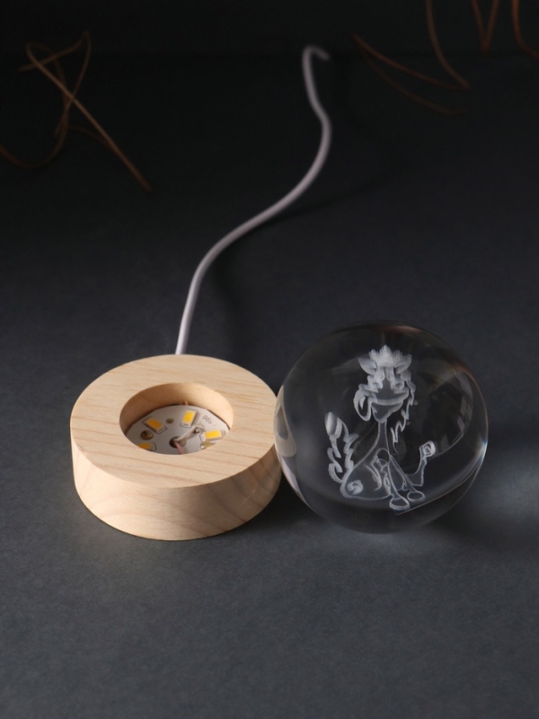 Сувенир стекло подсветка "Шар. Лошадка в короне" d=6 см подставка дерево, USB