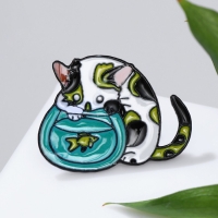 Значок &laquo;Кот&raquo; с аквариумом, цветной в чёрном металле