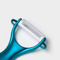 Набор кухонный на подставке &laquo;Изгиб&raquo;, 5 предметов: 4 ножа, 7,5 см, 10 см, 13 см, 15 см, овощечистка, цвет синий