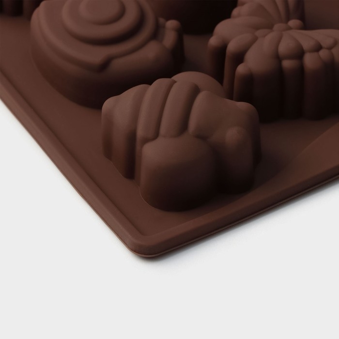 Форма для конфет и шоколада Доляна &laquo;Насекомые&raquo;, силикон, 18&times;17 см, 16 ячеек (3,5&times;3,5 см), цвет коричневый