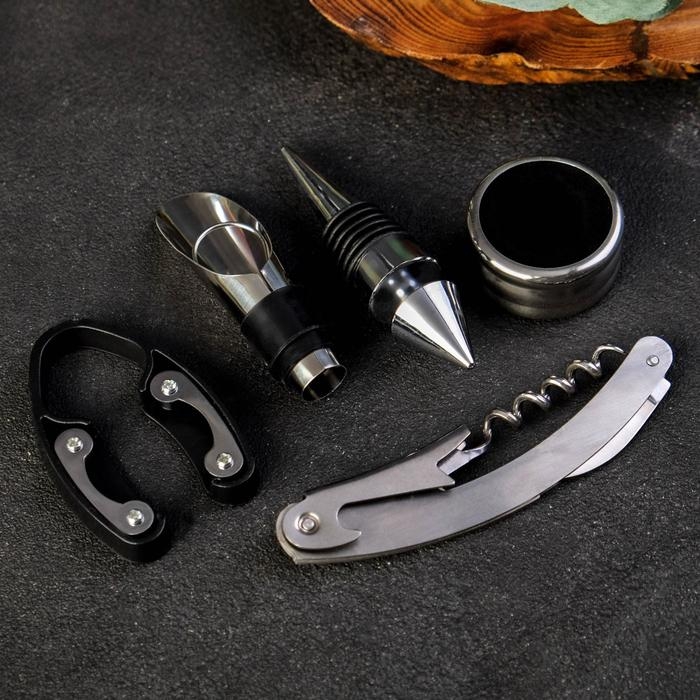 Винный набор: штопор, аэратор, каплеулавливатель, пробка для бутылки вина и нож для фольги &laquo;C уважением&raquo;.