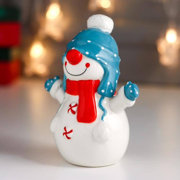 Сувенир керамика "Снеговичок, шапка-ушанка и красный шарф" 13,6х7,2х10,9 см