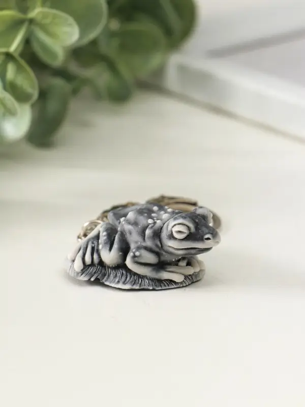 Брелок "Лягушка на листе маленькая" 2 см