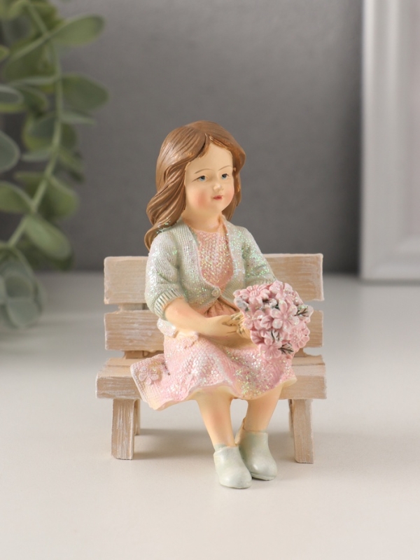 Сувенир полистоун "Девочка с букетом, на скамеечке" розово-зелёный 6,5х5,5х9 см