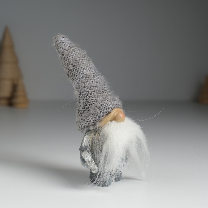 Сувенир полистоун "Дед Мороз в сером вязанном колпаке, со звездой" МИКС 5х3,5х13 см