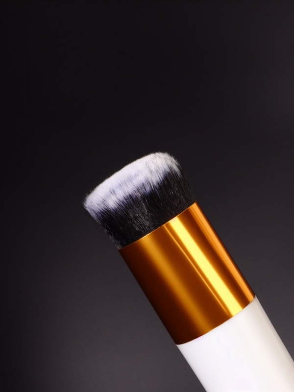 Кисть д/макияжа МИНИ 10*3,5см нейлон/пластик белый/золотой пакет QF
