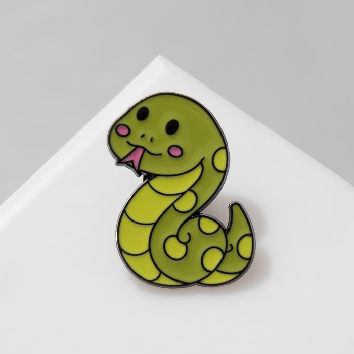 Новый год! Символ года 2025! Значок &laquo;Змейка&raquo; травянистая, цвет зелёный в чёрном металле