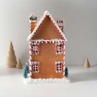 Сувенир полистоун свет "Пряничный домик в глазури с пряничкой, ёлками" 17х12х25,5 см Сувенир полистоун свет "Пряничный домик в глазури с пряничкой, ёлками" 17х12х25,5 см